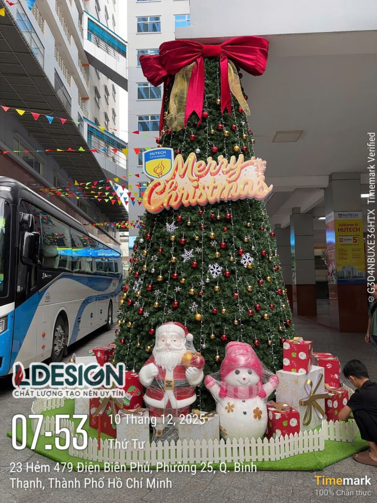 Trang Trí Cây Thông Noel Khổng Lồ Tại Trường Đại Học HUTECH