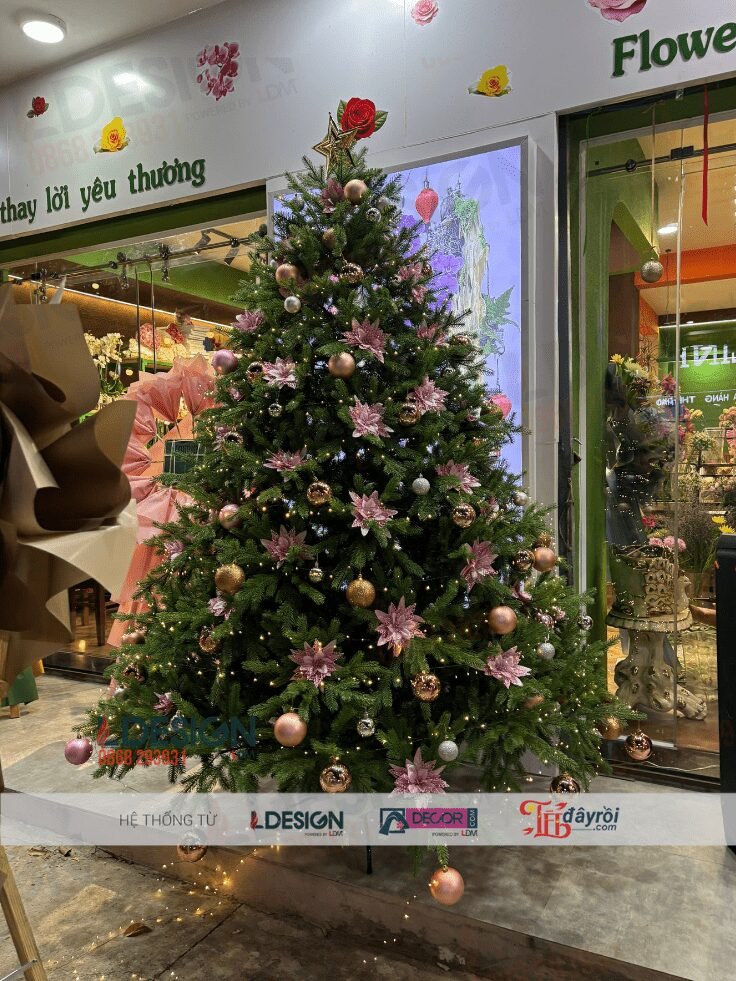 Trang trí cây thông Noel tại shop hoa TL8- Củ Chi